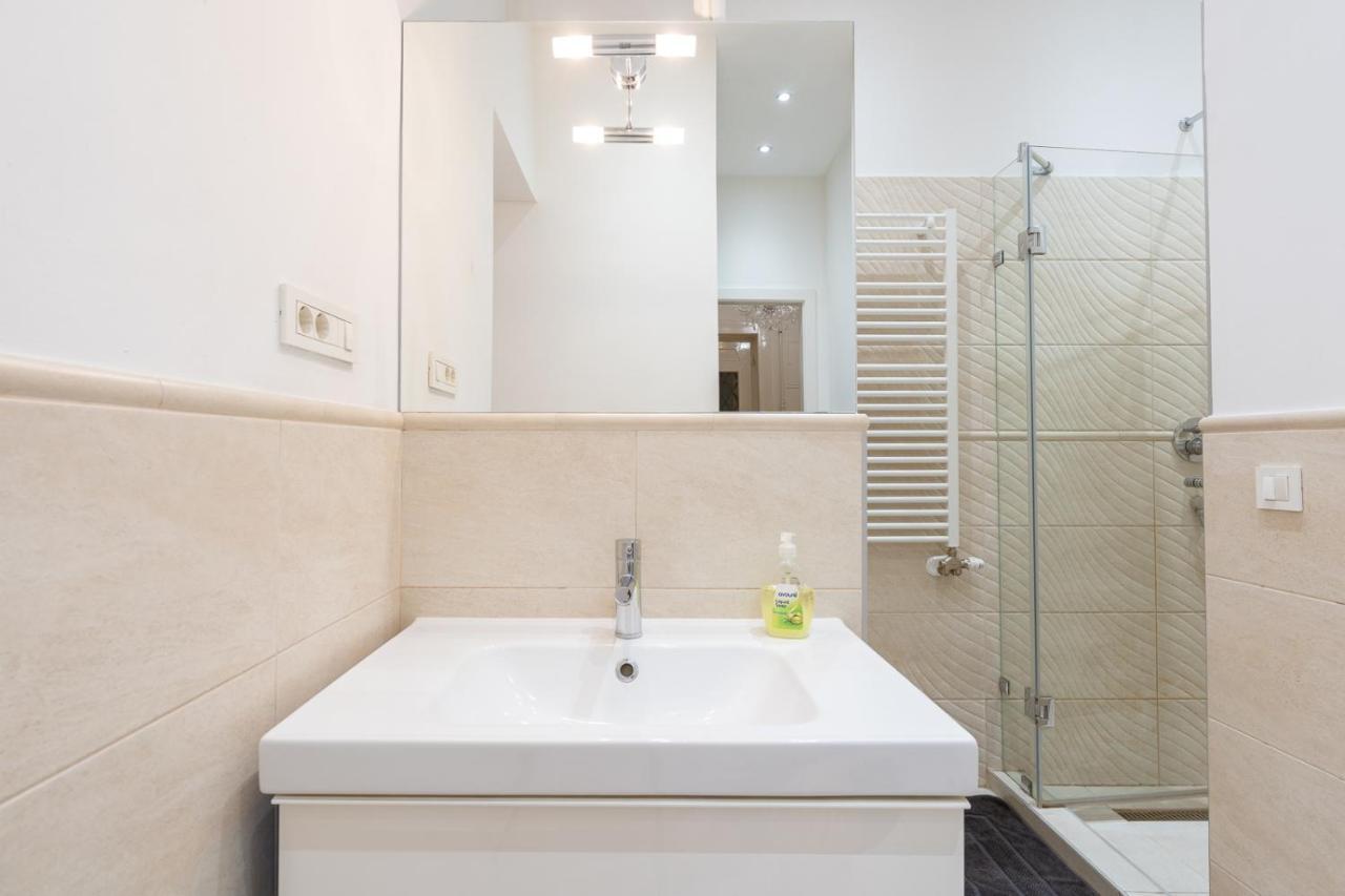 Garys Bright And Spacious Two Bedroom Flat Near Danube บูดาเปสต์ ภายนอก รูปภาพ