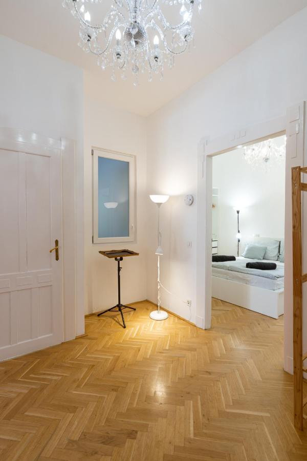 Garys Bright And Spacious Two Bedroom Flat Near Danube บูดาเปสต์ ภายนอก รูปภาพ
